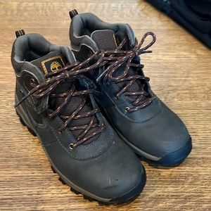 Boys hiking boots... great condition